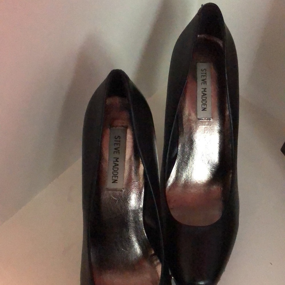 Steve Madden black 4 in pump with riveting detail. - Picture 2 of 9
